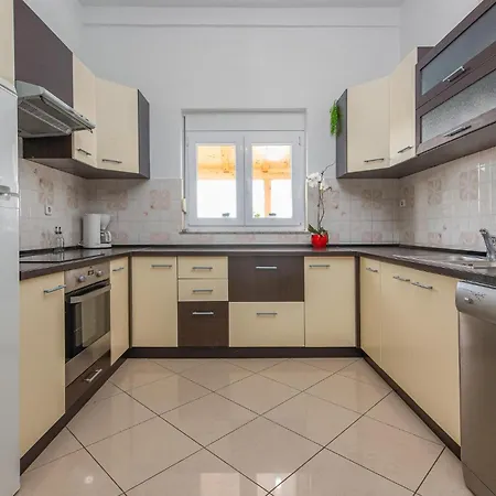 Apartman Amazing In With Wifi Maslenica